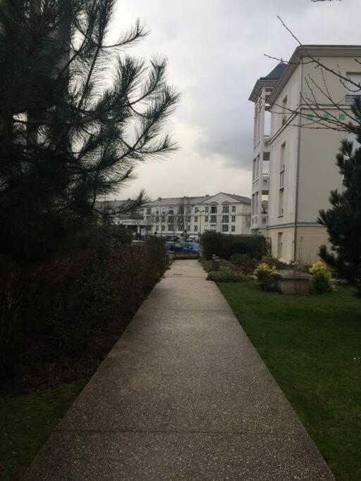 Appart Avec Terrasse Et Parking A 2 Pas De Disney Montévrain Extérieur photo